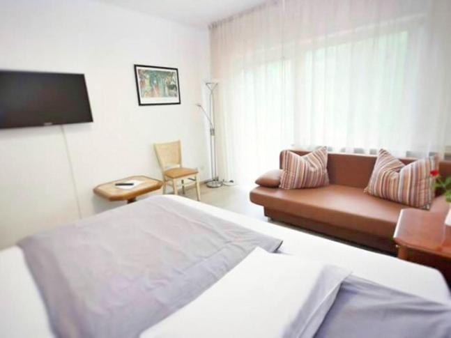 Zur Eiche Hotel Оверат Екстериор снимка
