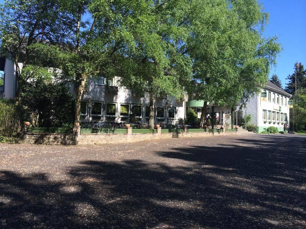 Zur Eiche Hotel Оверат Екстериор снимка